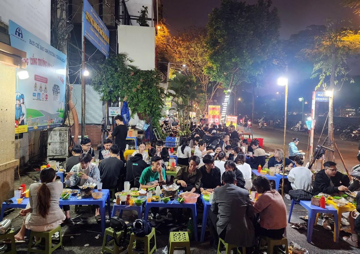 Vỉa hè trên phố Nguyễn Ngọc Vũ (quận Cầu Giấy).