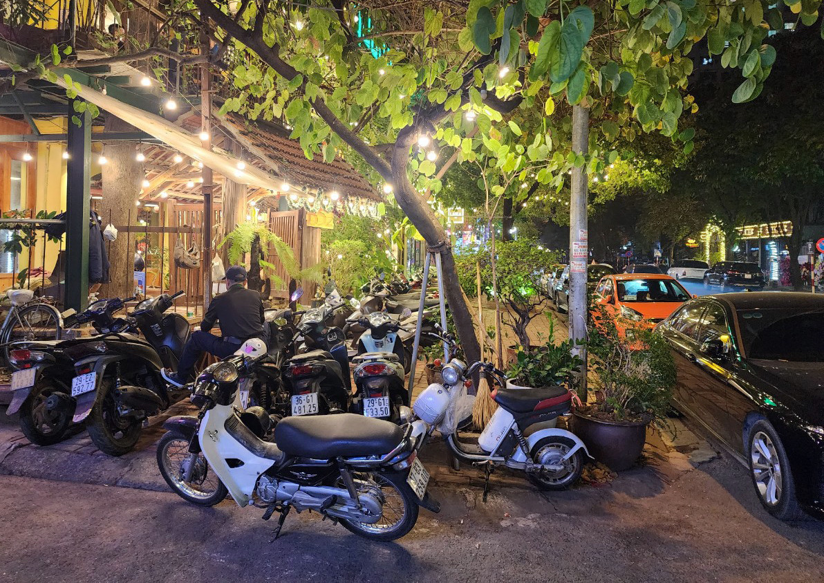 Đề cập đến lý do tình trạng lấn chiếm vỉa hè chưa được giải quyết triệt để, Trung tướng Nguyễn Hải Trung, Giám đốc Công an TP Hà Nội cho biết, đây là nguồn thu nhập chính của bộ phận không nhỏ người dân gắn với kinh doanh trên hè phố, quen thuộc với văn hóa vỉa hè. 