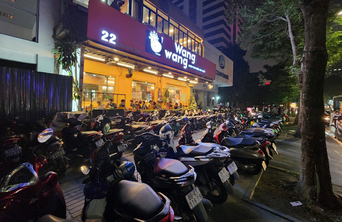 Trả lời câu hỏi của đại biểu HĐND TP Hà Nội, Trung tướng Nguyễn Hải Trung, Giám đốc Công an TP Hà Nội đánh giá việc đảm bảo trật tự vỉa hè là vấn đề rất phức tạp. Đây không phải trách nhiệm riêng của lực lượng công an mà của cả sở, ngành, các cấp.