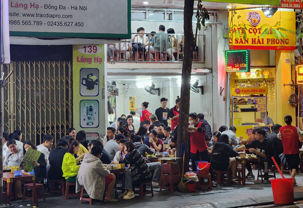 Đầu phố Láng Hạ (chỉ cách Công an phường Láng Hạ, quận Đống Đa khoảng 100m) trở thành "phố biển", với gần chục quán hải sản bày bàn ghế kín vỉa hè.