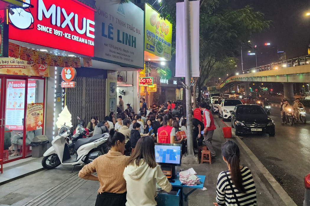 Quầy thu ngân của một nhà hàng trên phố Láng Hạ được đặt ở giữa vỉa hè để thuận lợi cho thực khách thanh toán.