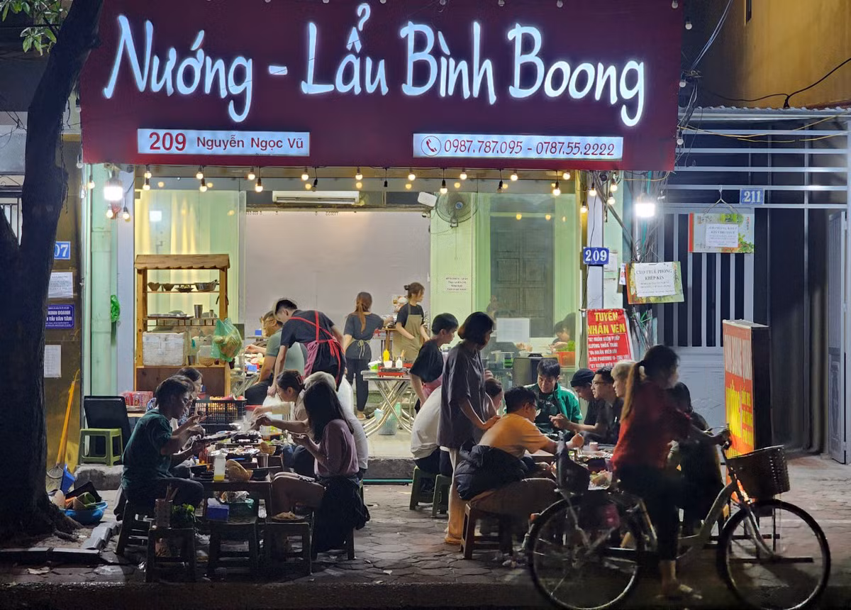 Tại phiên chất vấn của HĐND TP Hà Nội chiều 7/12, đại biểu Duy Hoàng Dương (Trưởng Ban Pháp chế HĐND TP) đặt câu hỏi về trách nhiệm và giải pháp của Công an thành phố khi sau mỗi đợt ra quân giành lại vỉa hè, vi phạm lại tái diễn.