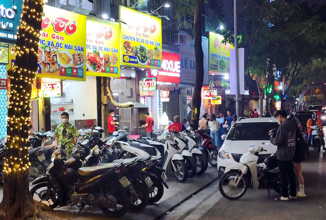 Cuối tháng 2/2023, các quận nội thành của TP Hà Nội đồng loạt ra quân giành lại vỉa hè cho người đi bộ. Thời điểm đó, lãnh đạo từ thành phố đến các quận, huyện đều thể hiện quyết tâm lập lại trật tự lòng đường, vỉa hè. 