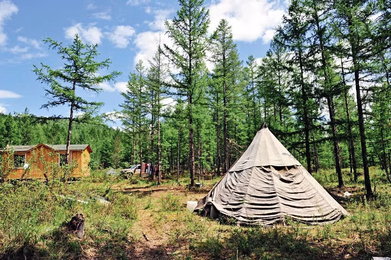 Họ sống trong tự nhiên và làm bạn với thiên nhiên. Tính đến năm 2021, chỉ có hơn 30.000 người Ewenki ở Trung Quốc.