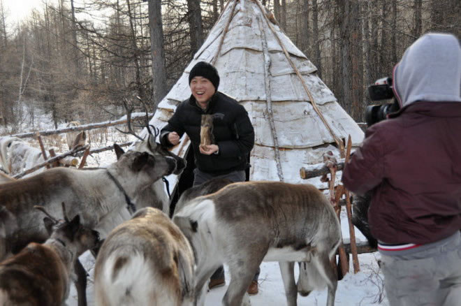 Chăn nuôi tuần lộc và săn bắn truyền thống gắn liền với cuộc sống tự cung tự cấp của người Ewenki trong rừng núi. Họ ăn thịt động vật, mặc áo da động vật và sống trong rừng.