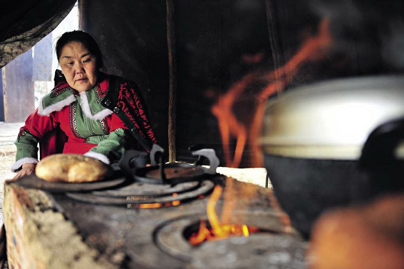 Ba trăm năm trước, người Ewenki du hành về phía nam từ hồ Baikal. Khi đi đến Khu tự trị Nội Mông phía bắc Trung Quốc, họ bị mê hoặc bởi nguồn tài nguyên thiên nhiên dồi dào ở đó và quyết định định cư.