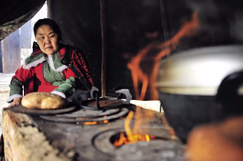 Ba trăm năm trước, người Ewenki du hành về phía nam từ hồ Baikal. Khi đi đến Khu tự trị Nội Mông phía bắc Trung Quốc, họ bị mê hoặc bởi nguồn tài nguyên thiên nhiên dồi dào ở đó và quyết định định cư.