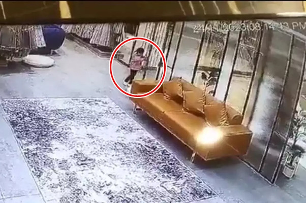 Ấn Độ: Bé gái 3 tuổi tử vong vì cửa gương đè trúng người An Do: Be gai 3 tuoi tu vong vi cua guong de trung nguoi