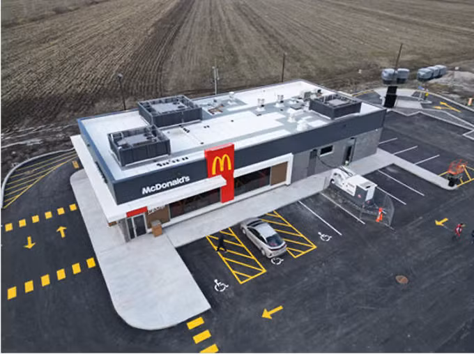 Nha hang McDonald's la doi giua canh dong hoang vu