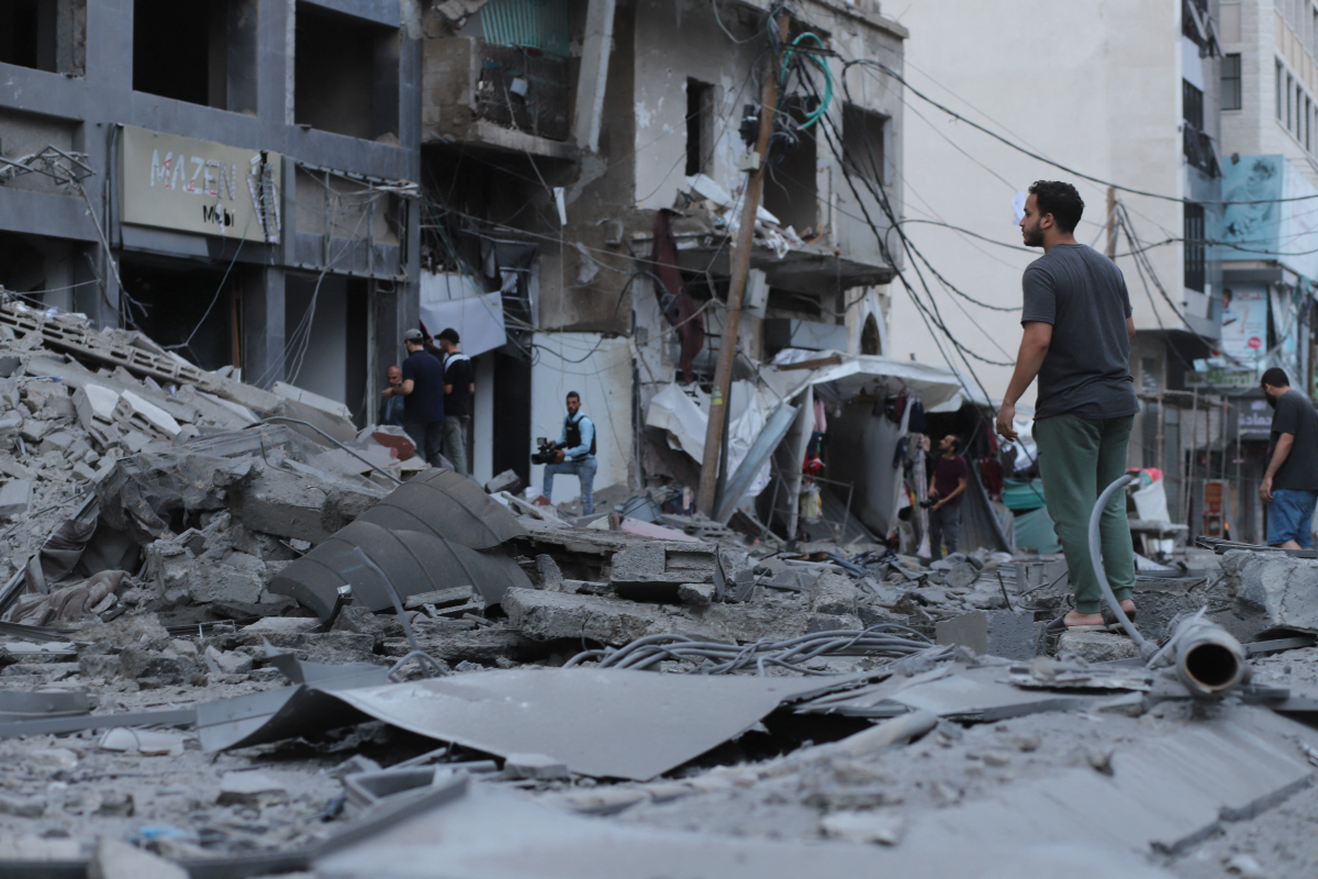 Sau các đợt không kích liên tiếp, đường phố trên khắp Gaza bị hư hại nănhg nề. Nhiều người mạo hiểm ra ngoài tìm kiếm người mất tích trong bầu không khí đầy bụi và mùi thuốc súng.