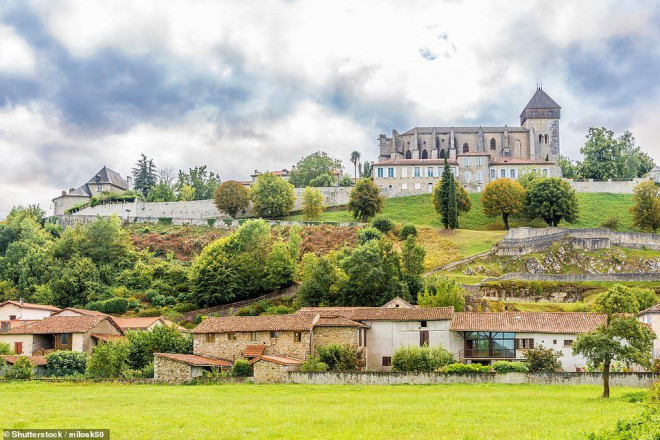 Saint-Bertrand-de-Comminges, ở Haute-Garonne ở phía tây nam nước Pháp, nổi tiếng với nhà thờ Công giáo La Mã trước đây. Ảnh: Shutterstock.