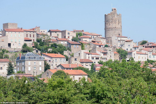 Montpeyroux, ở Auvergne-Rhône-Alpes, là một trong những ngôi làng đẹp nhất nước Pháp với cảnh đẹp ấn tượng khi ngắm từ tòa tháp cổ bên trong làng. Ảnh: Shutterstock.