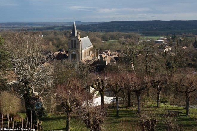 Ngôi làng Montfort-l’Amaury, có từ thế kỷ 11, nổi tiếng với nhiều di tích lịch sử. Ảnh: Shutterstock.