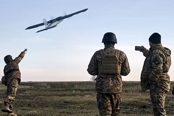 UAV bay rop troi, xe tang va linh Ukraine bi phat hien sau vai phut