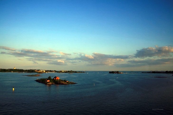 Ngôi nhà lẻ loi trên đảo và bao quanh là nước biển.