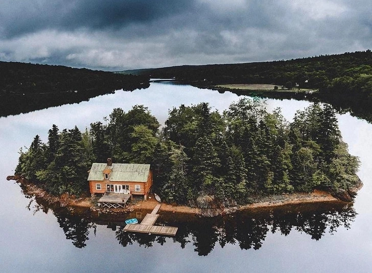 Nơi trú ẩn cho Robinson thời hiện đại: một ngôi nhà riêng, một khu rừng riêng và một hòn đảo riêng.