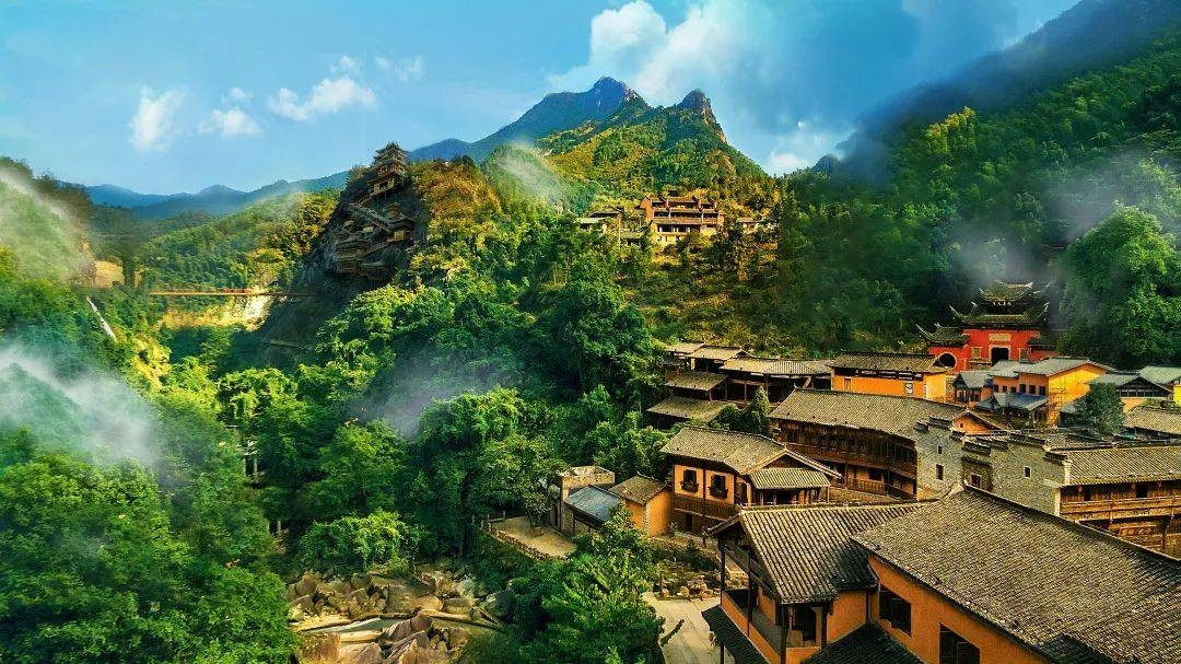 Thời Đông Hán, ông đưa vợ qua sông về phía Nam. Ông cùng với gia đình của mình sống ẩn dật trên núi, siêng năng học đạo, ban ngày bốc thuốc ca hát, ban đêm ngồi thiền.