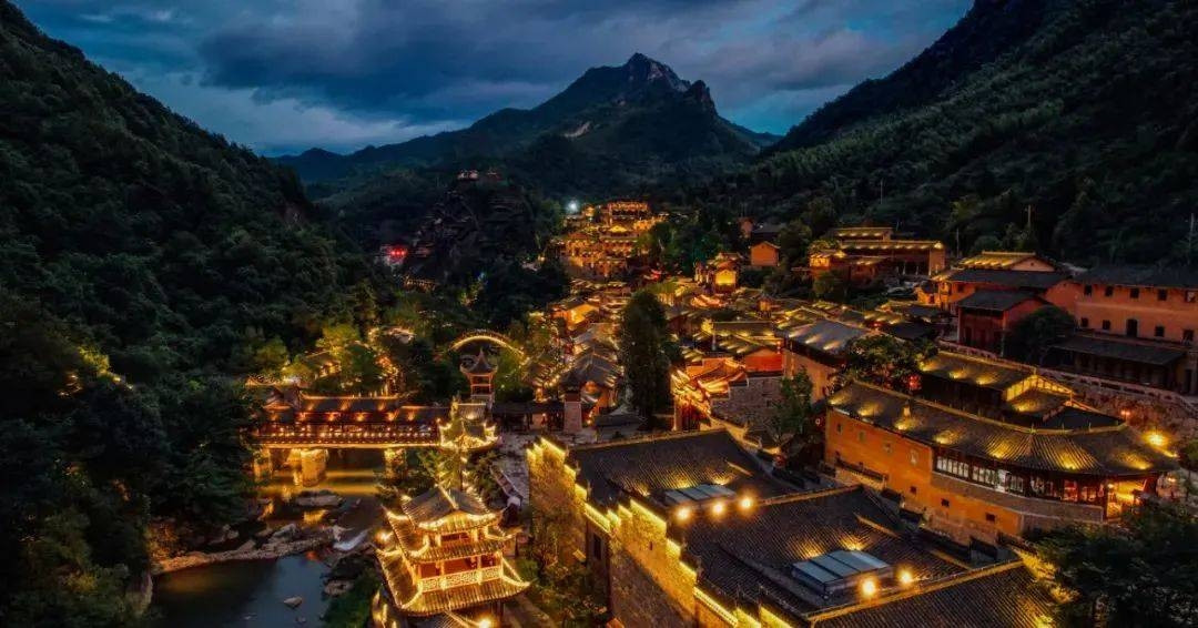 Con trai của ông để biết tin tức cha mình nên đã xây dựng Wangqintai dưới chân núi để quan sát tình hình. Họ giao ước với nhau nhìn thấy pháo hoa vào sáng sớm và ánh đèn vào ban đêm có nghĩa là Hu Zhao được bình an. Nhưng sau đó, Hu Zhao qua đời mà không phải bị bệnh.