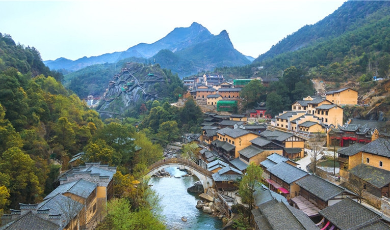 Chiều cao thẳng đứng của Vách đá Baihe là hơn 110 mét. Để khôi phục lại vẻ hùng vĩ của ngày xưa, hiện nơi đây có xây 12 phòng nghỉ bằng kính lơ lửng, thư viện vách đá, nhà hàng vách đá và đài ngắm cảnh trên cao.