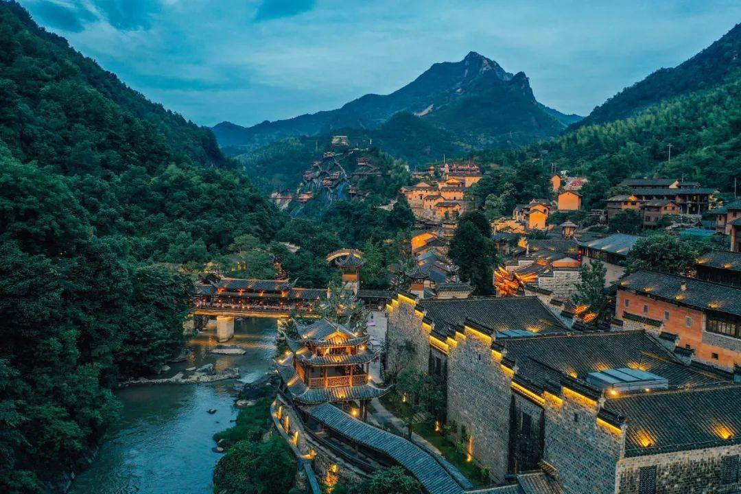 Trên Vách đá Baihe nhìn ra toàn bộ thung lũng và Lingshan Longji. Làng Baiheya nằm độc lập với vách núi và vách đá. Nó được ví như một "thành phố trên bầu trời", tiếp giáp với những ngọn núi và các vì sao và mặt trăng.