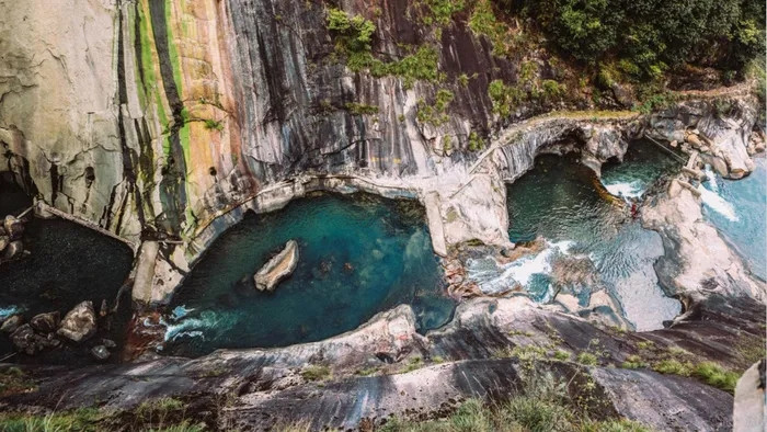 Nước tại thác Vọng Tiên chảy quanh năm, không bao giờ cạn kiệt. Màu sắc của nước phản chiếu màu xanh của núi rừng, pha trộn với rong rêu tạo nên màu xanh ngọc bích trong vắt như gương.