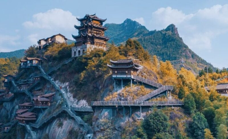 Vào thời Đông Hán, sau khi câu chuyện Hu Zhao hoá thành tiên, rất nhiều đạo sĩ tới đây xây dựng nhà trên vách núi để tu hành.