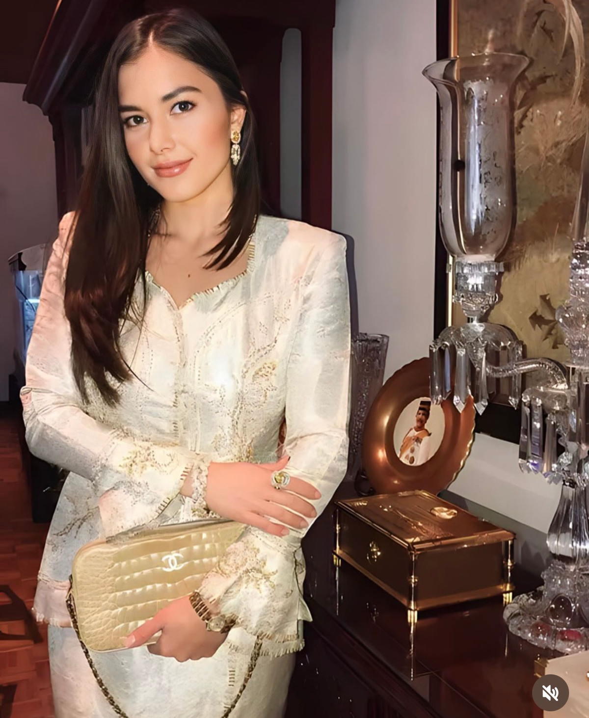 Vợ sắp cưới của Hoàng tử Mateen là Anisha Isa Kalebic – con gái một gia đình quý tộc tài phiệt ở Brunei. Anisha cũng sở hữu nhan sắc “cực phẩm” không kém và hai người được nhận xét là vô cùng đẹp đôi.