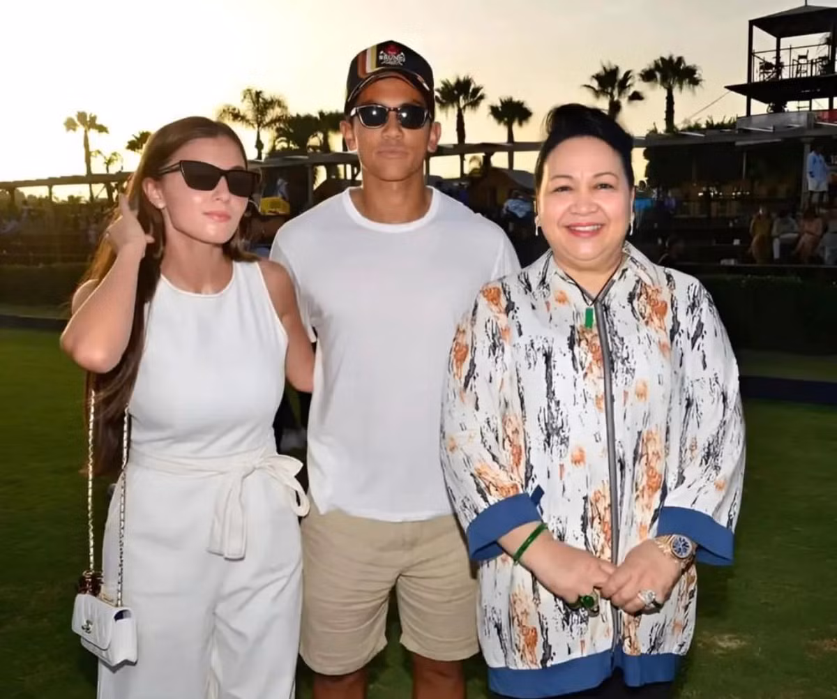 Cặp đôi thường xuyên diện trang phục ton-sur-ton kết hợp ăn ý với nhau.