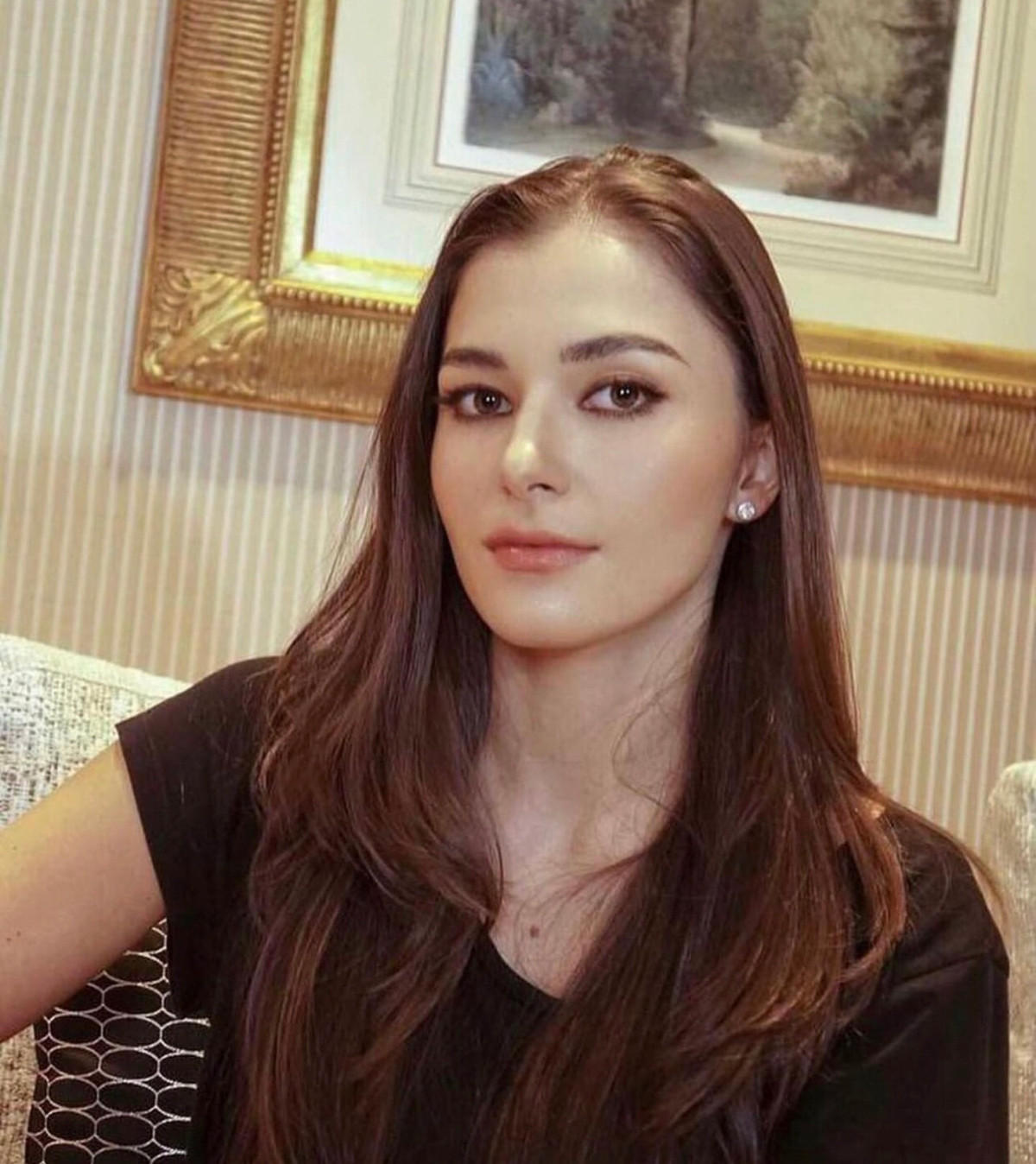 Cô mặc những trang phục tối giản nhưng vẫn toát lên vẻ sang chảnh.