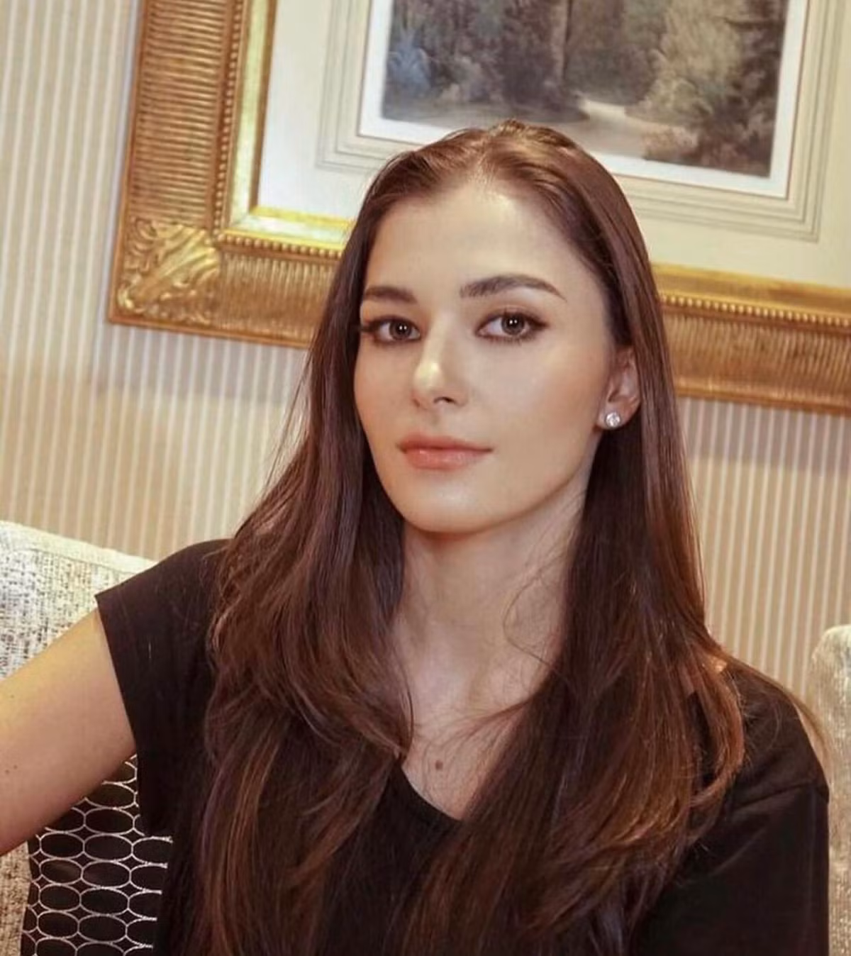 Cô mặc những trang phục tối giản nhưng vẫn toát lên vẻ sang chảnh.