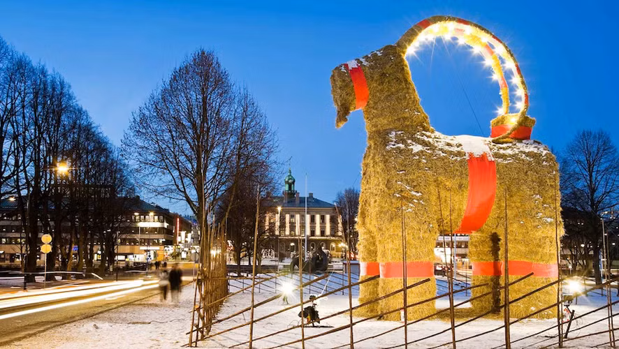 Tại Thụy Điển, cứ mỗi dịp Giáng sinh, người ta lại thấy hình nộm của một con dê khổng lồ được dựng lên. Lý do là bởi trong văn hóa dân gian của Thụy Điển, xe trượt tuyết của Ông già Noel ban đầu được kéo bởi những con dê chứ không phải tuần lộc. Khi Giáng sinh kết thúc, người ta sẽ đốt cháy hình nộm chú dê này để đánh dấu một lễ hội thành công.