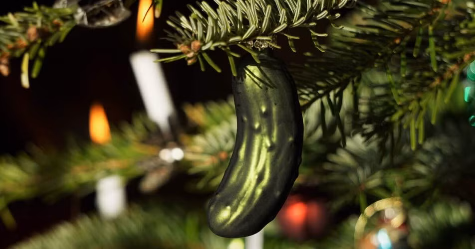 Người Đức có phong tục đón Giáng sinh kỳ lạ là giấu món đồ trang trí cây thông Noel có hình quả dưa chua. Đứa trẻ tìm thấy quả dưa Giáng Sinh này sẽ được tặng quà.
