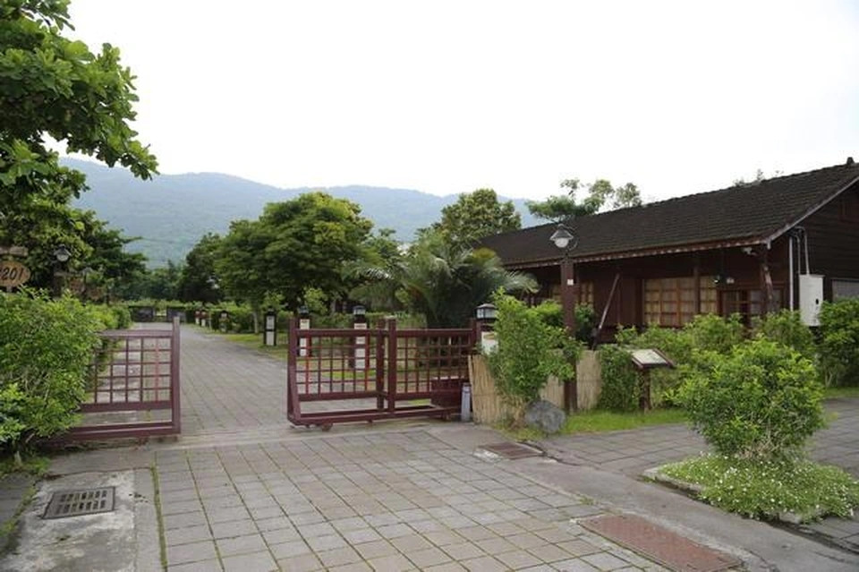 Ngôi làng cấm sử dụng túi nilon và hút thuốc lá. Các quy tắc được tuân thủ nghiêm ngặt và nếu ai phạm lỗi sẽ phải chịu hình phạt nặng.