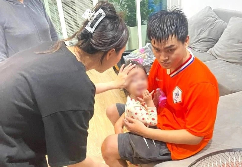 Giai cuu be 2 tuoi bi mac ket o tang 16 tai chung cu o Dak Lak