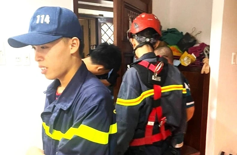 Giai cuu be 2 tuoi bi mac ket o tang 16 tai chung cu o Dak Lak-Hinh-2