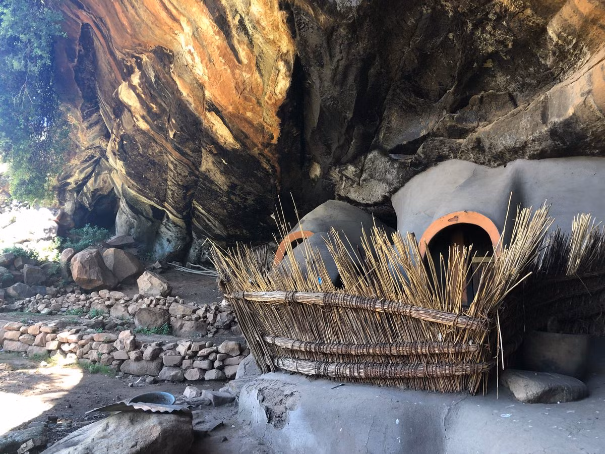 Hang động Kome (cũng có nhiều người gọi là Ha Kome) là một trong những địa điểm nổi tiếng nhất ở vương quốc Lesotho. Ảnh: Wikipedia.