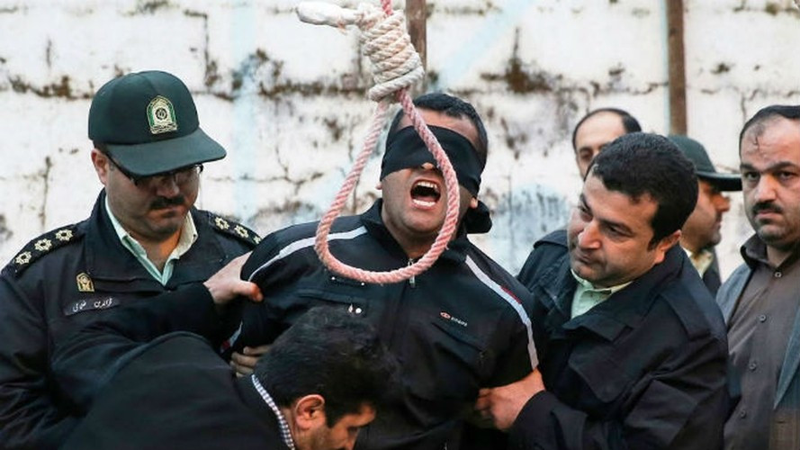 Timothy Evans trở thành nghi phạm chính sau khi thi thể của Beryl và Geraldine Evans được phát hiện trong ngôi nhà bị khoá cửa ở gần Notting Hill ngày 2/12/1949. Timothy đã bị xử tử bằng hình thức treo cổ sau đó. Tuy nhiên, hung thủ thực sự của vụ án lại là John Christie.