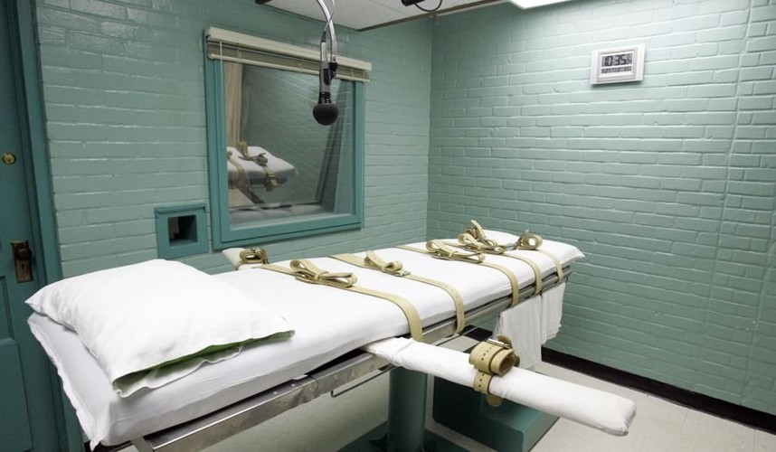 Vào năm 1989, một người đàn ông có vũ trang xông vào một cửa hàng ở Texas và bắn chết chủ cửa hàng. Claude Jones đã bị bắt sau đó vì một sợi tóc của ông được phát hiện tại hiện trường vụ án. Jones bị kết án tử hình dù không phải hung thủ.