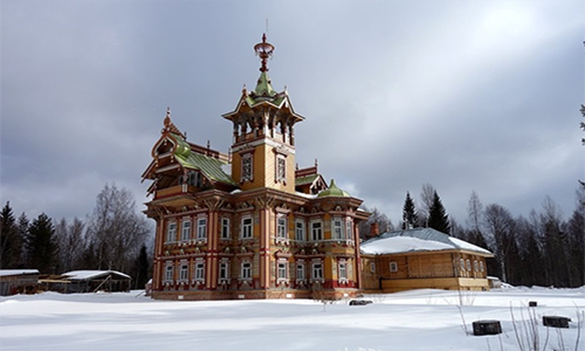 Lâu đài hoành tráng được xây bằng gỗ tọa lạc giữa khu rừng Kostroma rậm rạp ở Nga. Ảnh: English Russia.