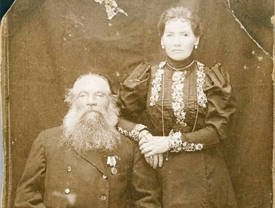 Ông kết hôn với một cô gái 20 tuổi và quyết định tặng tòa lâu đài bằng gỗ này cho người vợ trẻ.