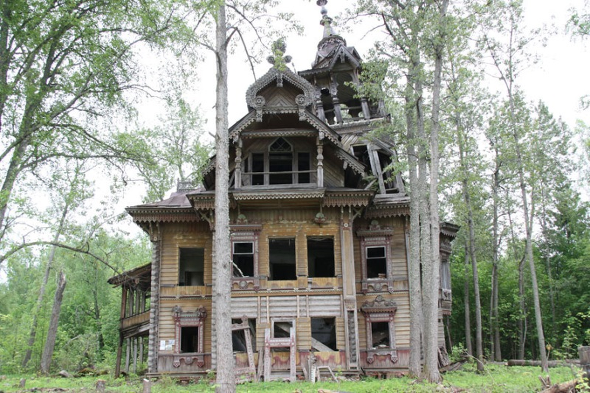 Tòa lâu đài gỗ giữa rừng ở Nga này ban đầu thuộc về một người nông dân. Vào thế kỷ 19, ông quyết định rời quê để lên thành phố kiếm sống.