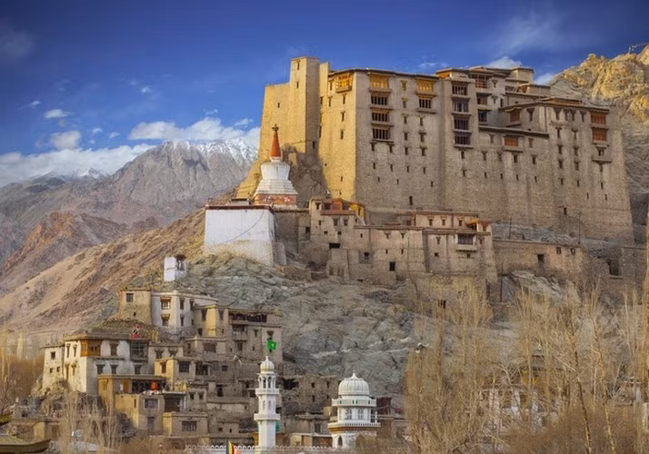 Chiem nguong nhung ngoi lang co nam cheo leo tren vach nui da-Hinh-7