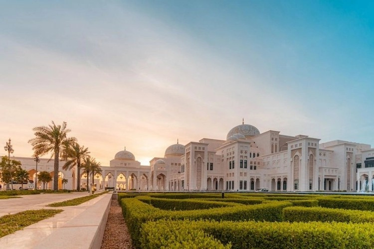 Cung điện Qaṣr Al-Waṭan rộng 380.000 m2, có mặt tiền bằng đá granite và đá vôi trắng.