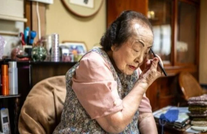 Cu ba 100 tuoi van di ban my pham-Hinh-2