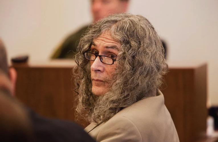 Rodney James Alcala là một tên “sát thủ hẹn hò” sở hữu chỉ số IQ cao. Y đã bị kết án tử hình ở California vào năm 2010 vì 5 vụ giết người ở bang này từ năm 1977 đến năm 1979. Trong đó, nạn nhân đầu tiên được xác định là một bé gái 8 tuổi. Ảnh: Getty.