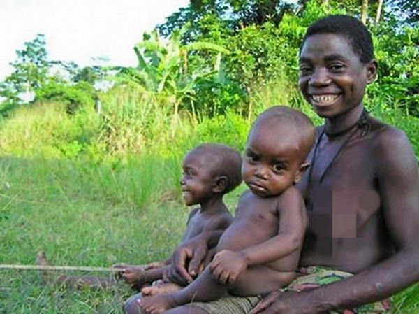 Kinh ngac bo toc o chau Phi: Dan ong cho con bu nhu phu nu-Hinh-3