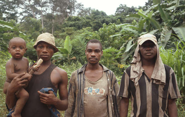 Kinh ngac bo toc o chau Phi: Dan ong cho con bu nhu phu nu-Hinh-2