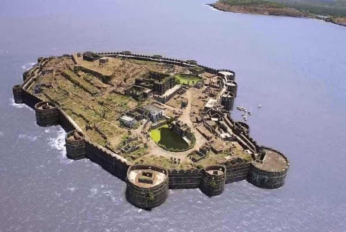 Cận cảnh pháo đài “bất khả xâm phạm” giữa biển ở Ấn Độ - Hình 9 Can canh phao dai “bat kha xam pham” giua bien o An Do-Hinh-9