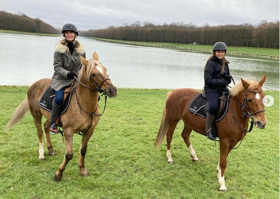 Hai mẹ con Arabella cưỡi ngựa trên bãi cỏ. Ảnh: IG.