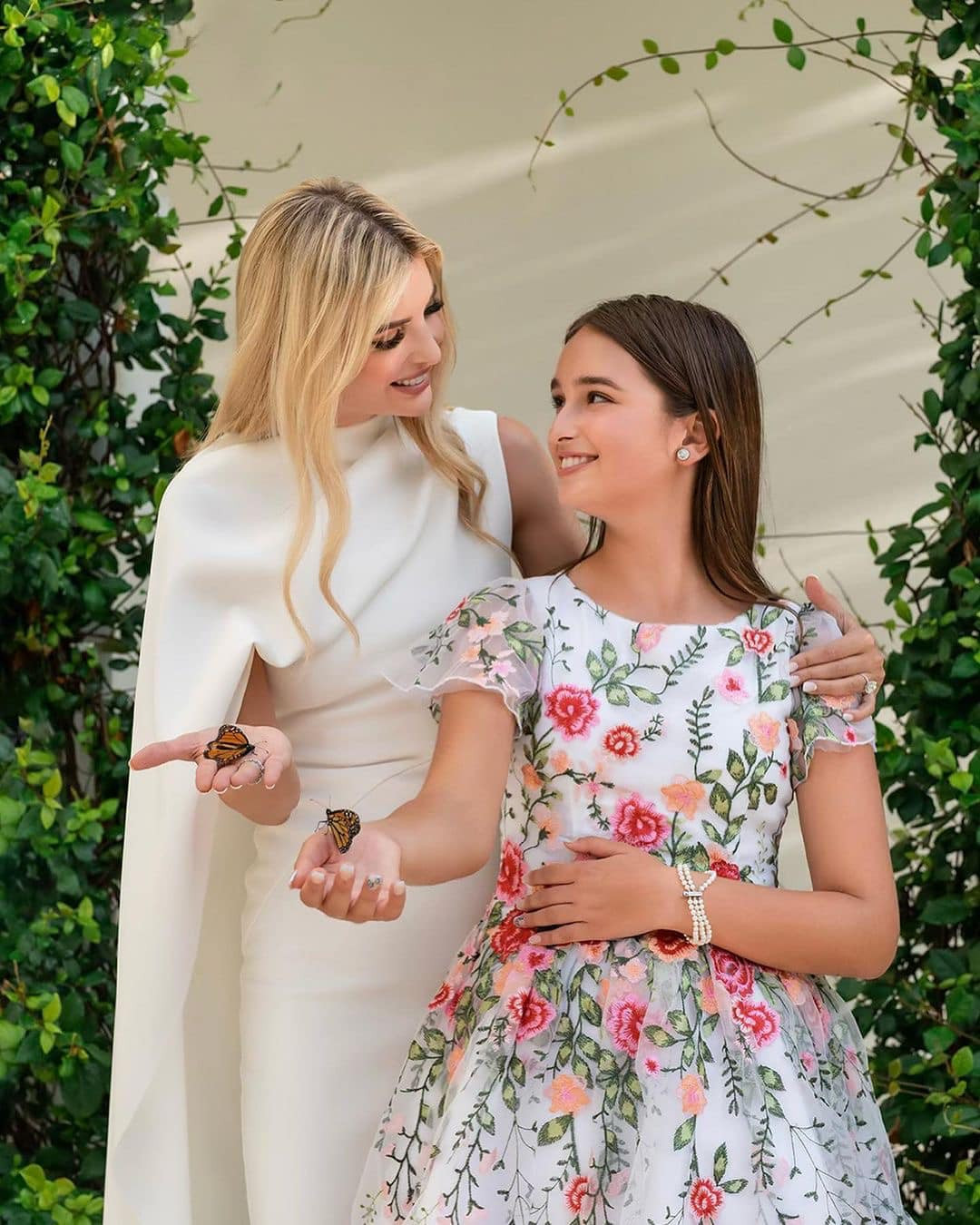  Cháu gái ông Trump nổi tiếng từ bé về cả học vấn lẫn nhan sắc. Vào năm 2017, cô bé từng là tâm điểm của giới truyền thông khi hát tiếng Trung và đọc thơ cổ Trung Quốc dù chỉ mới 5 tuổi.